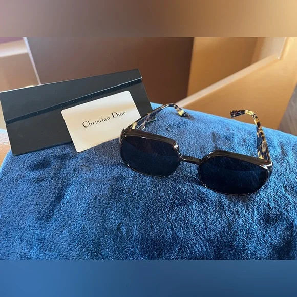 Dior Tortoiseshell Sunglasses with gold detail - Picture 3 of 8